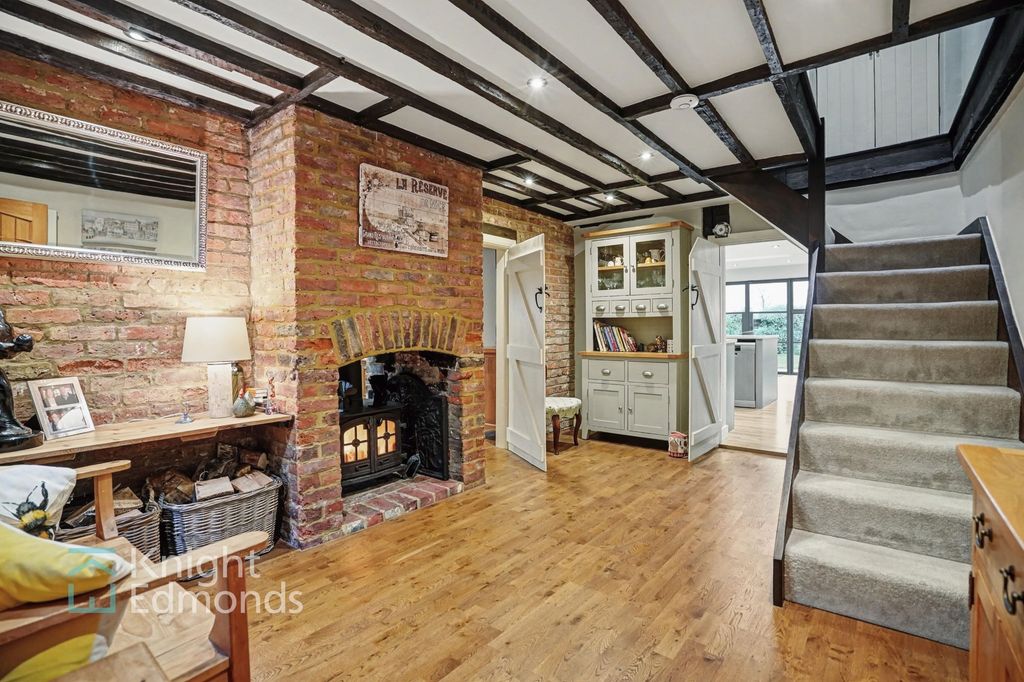 Property photo 3 of 27 Entrance Hall