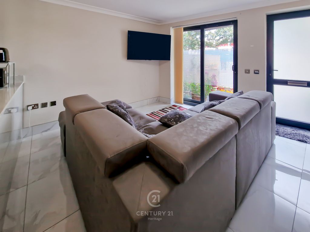 Property photo 3 of 23 E02040  (26)