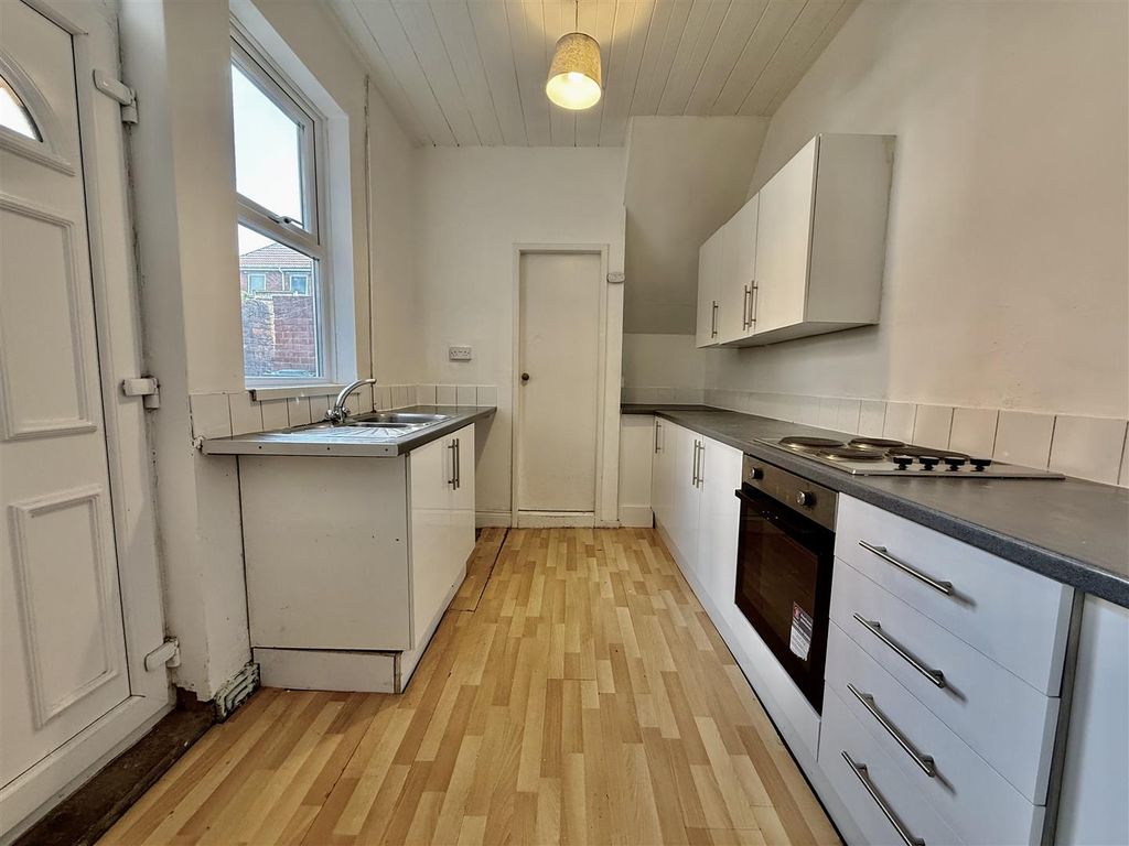 Property photo 3 of 8 Kitchen