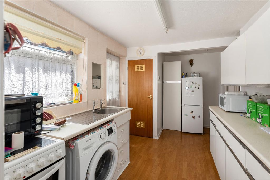 Property photo 3 of 11 16 Leigh Grove, Banbury-8.Jpg