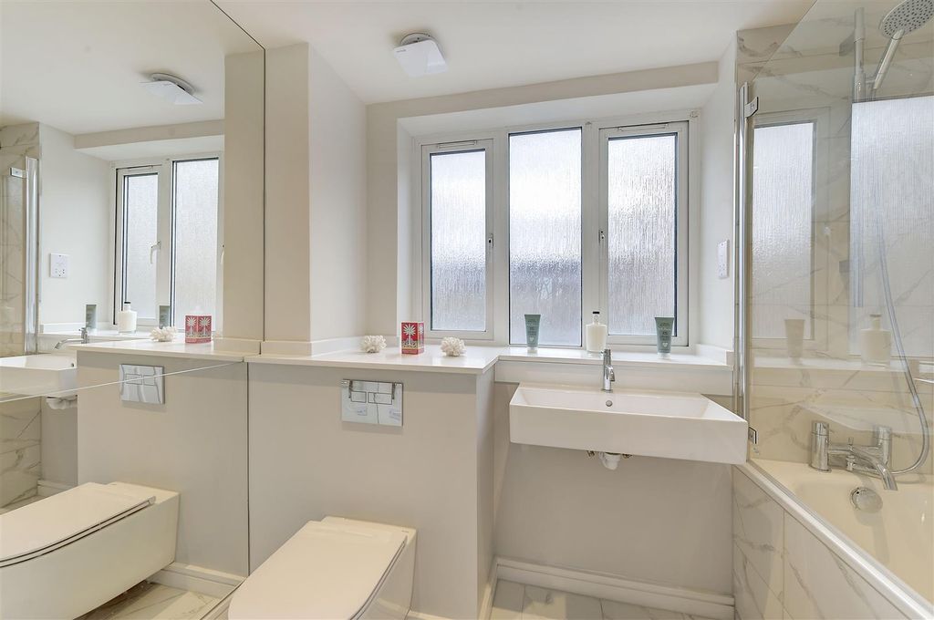 Property photo 2 of 10 Bathroom