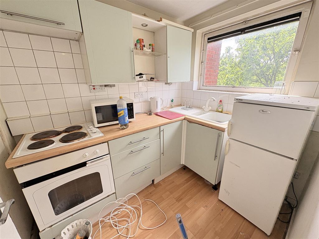 Property photo 2 of 6 Kitchen