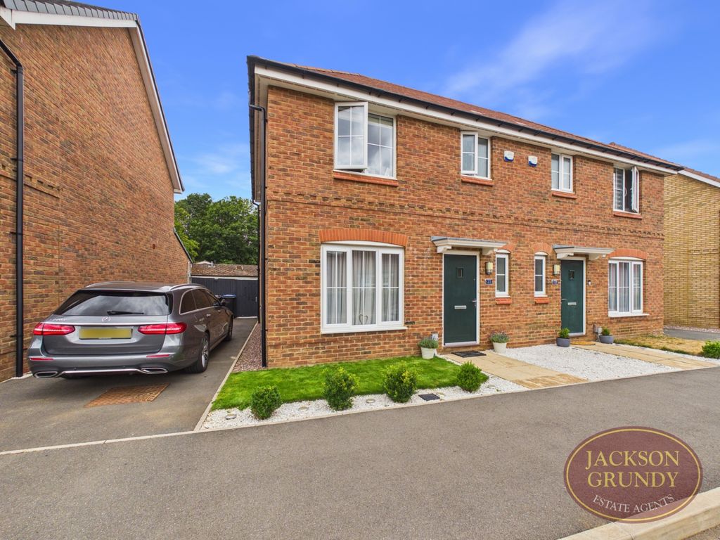 Property photo 1 of 11 Vicarage Farm Drive