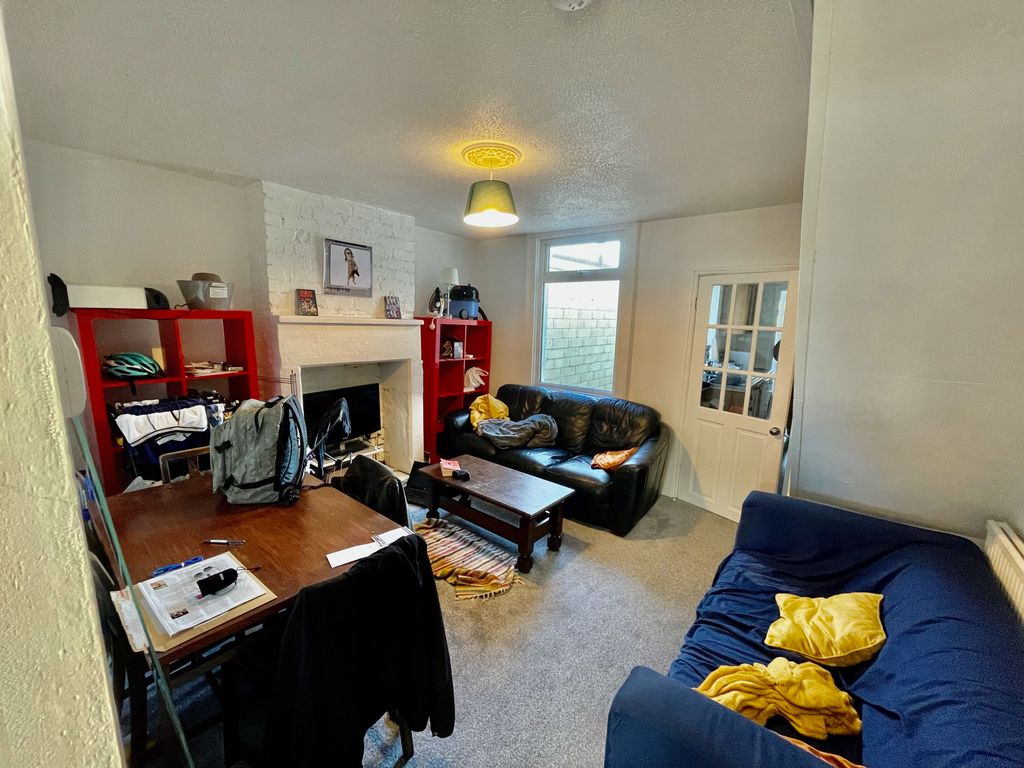 Property photo 3 of 6 Living Room