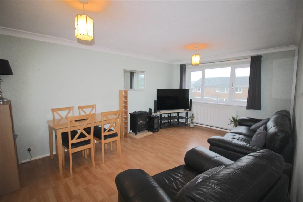 Property photo 2 of 7 Lounge