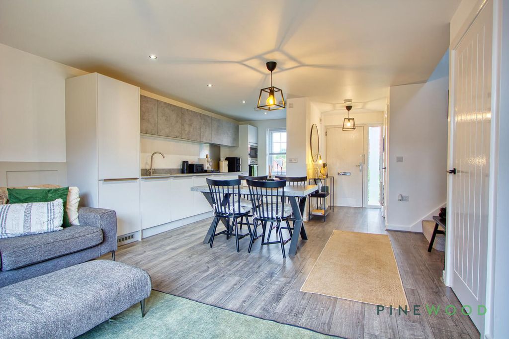 Property photo 3 of 27 Kitchen / Dining Room