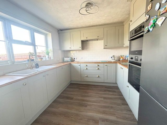 Property photo 3 of 20 Kitchen