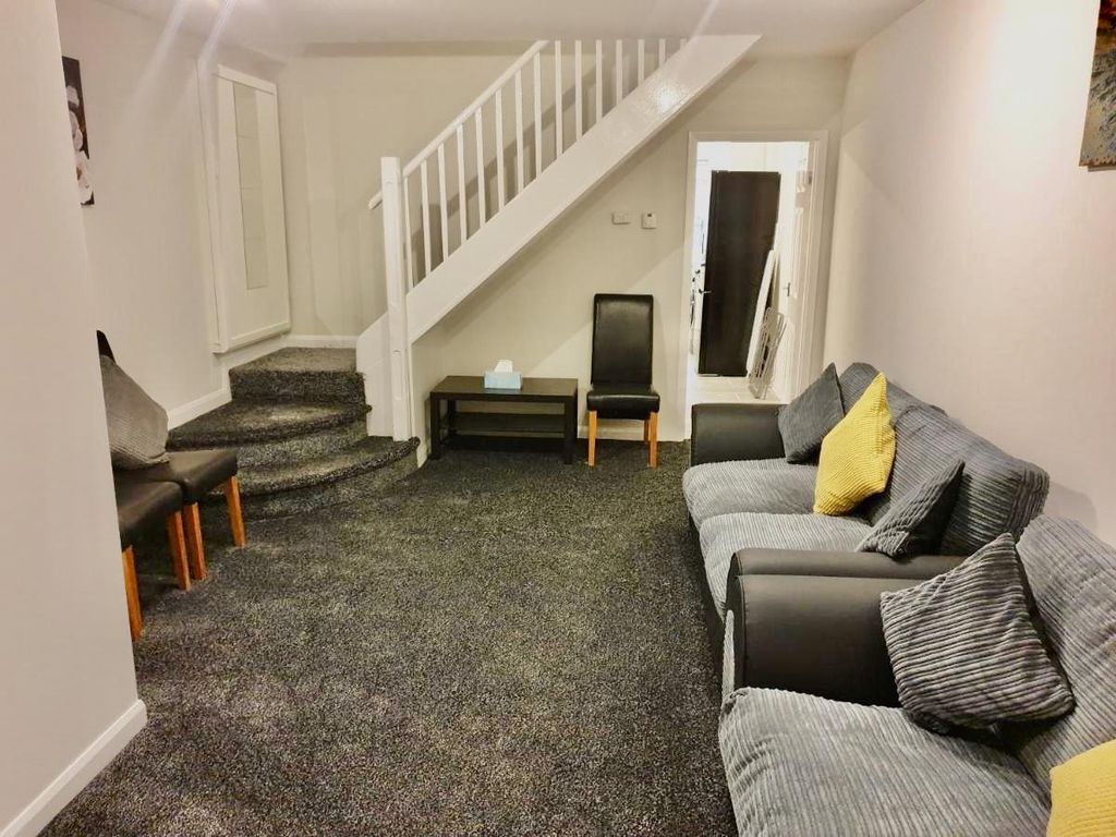 Property photo 2 of 8 Lounge