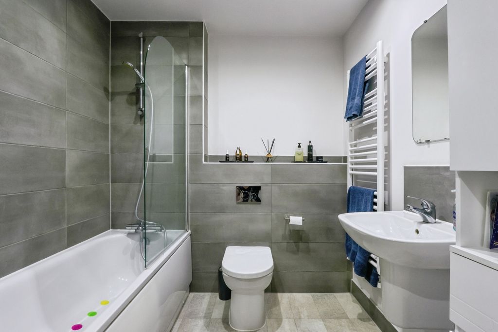 Property photo 3 of 18 Bathroom