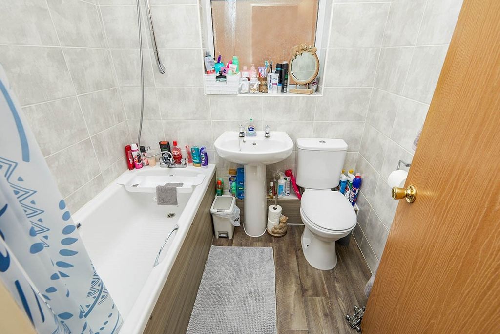 Property photo 2 of 8 Bathroom