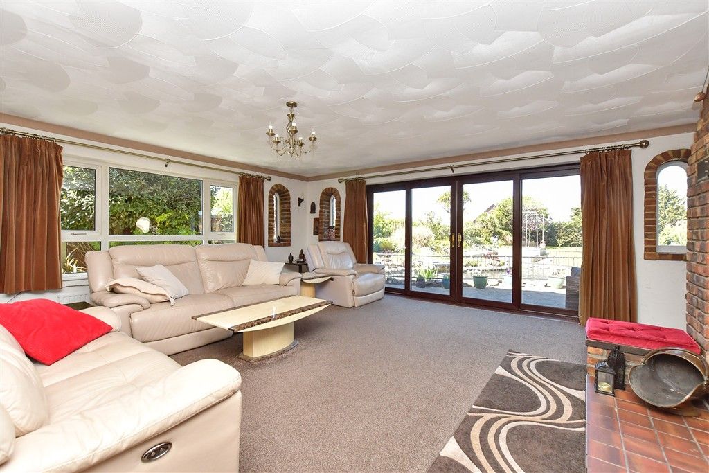 Property photo 3 of 16 Lounge