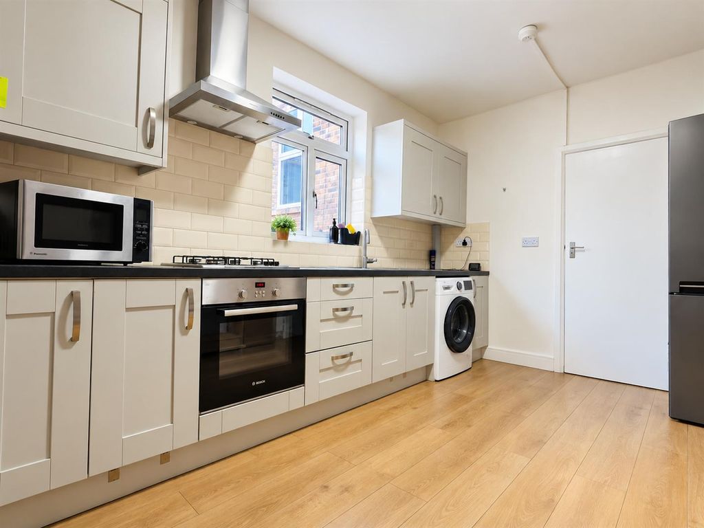 Property photo 3 of 8 02 Kitchen.Jpg