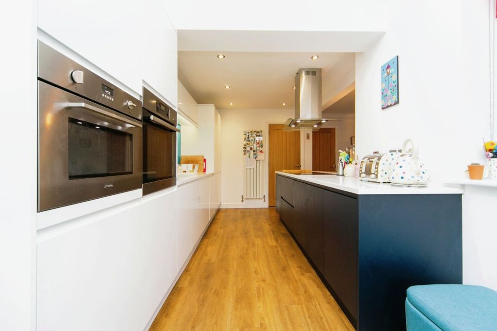 Property photo 3 of 22 Kitchen