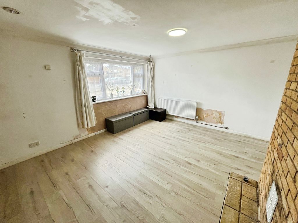 Property photo 3 of 16 Lounge