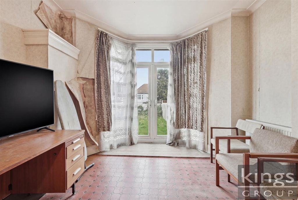 Property photo 3 of 18 Living Room