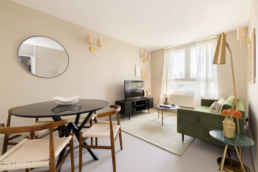 Property photo 1 of 9 Hathersage Court