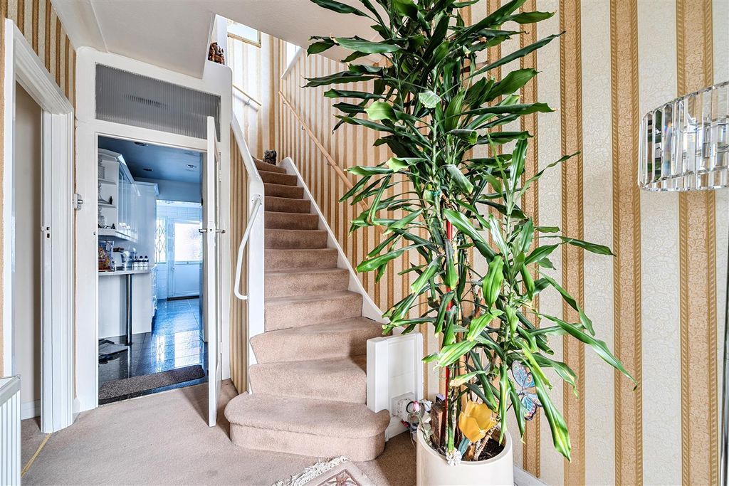 Property photo 2 of 17 Entrance Hall.Jpg