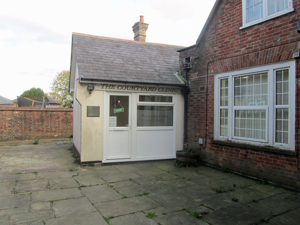 Property photo 1 of 2 4 Bank Buildings, Crowborough