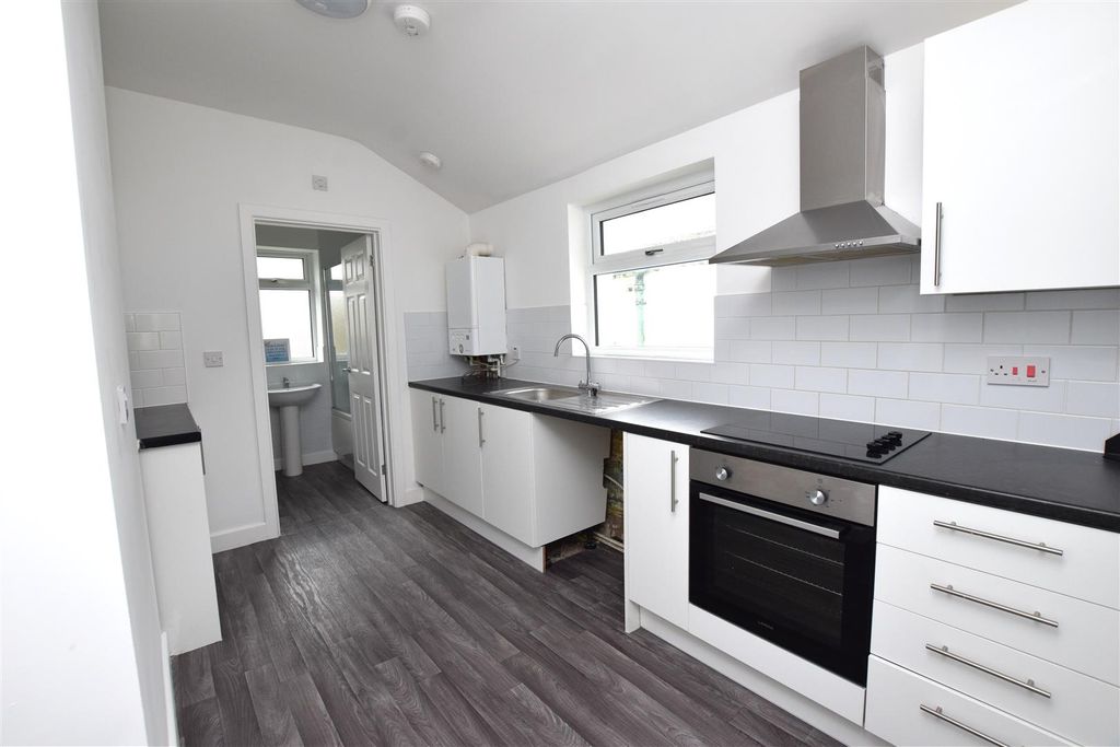 Property photo 3 of 8 Kitchen