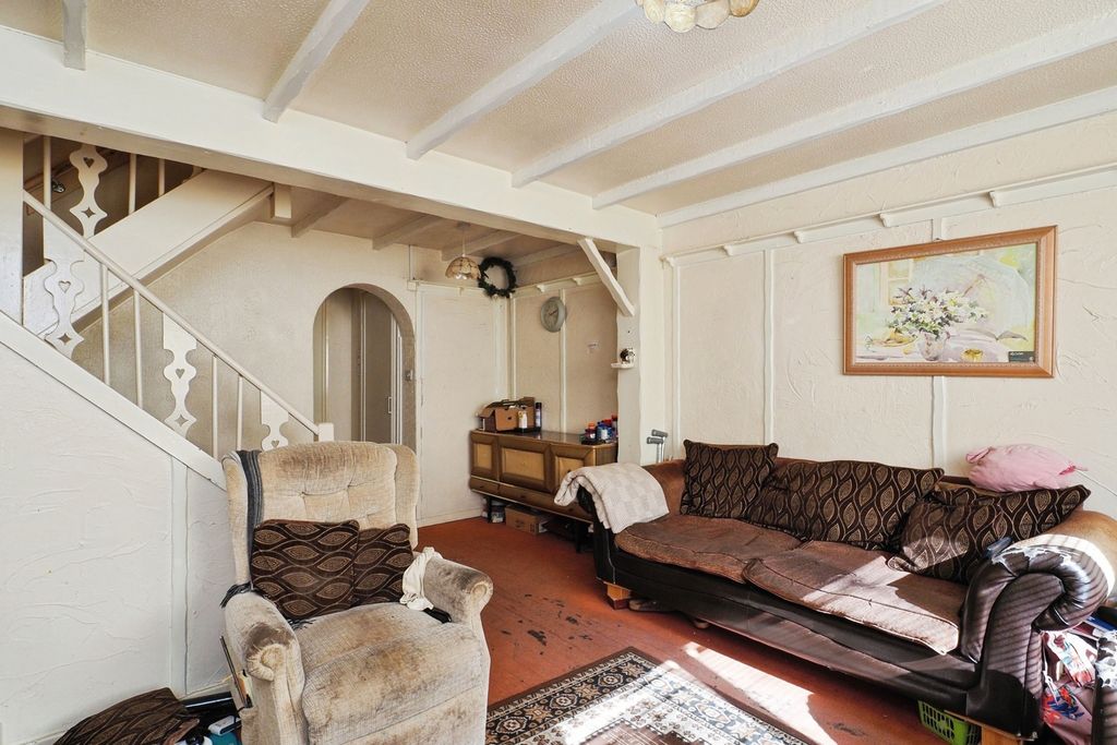 Property photo 3 of 16 Lounge