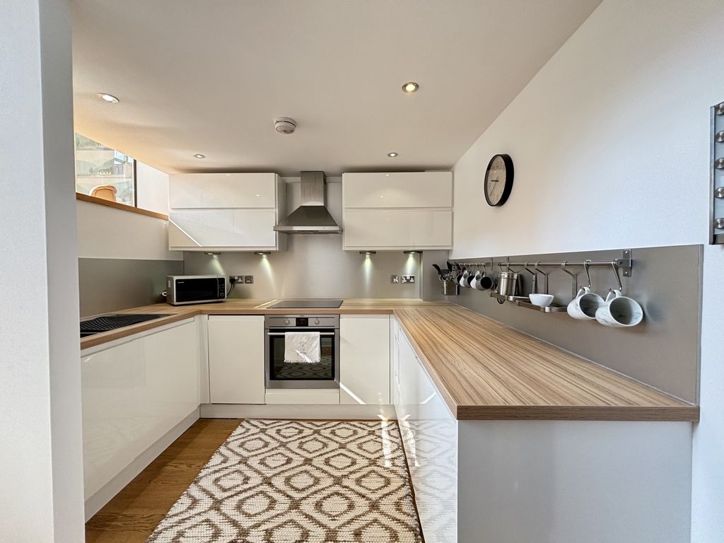 Property photo 2 of 17 Image00009