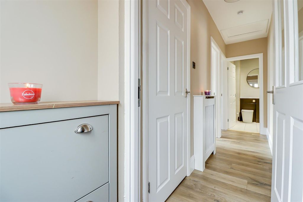 2 bed flat for saleThundersley Park Road, Benfleet, Essex SS7 photo 4