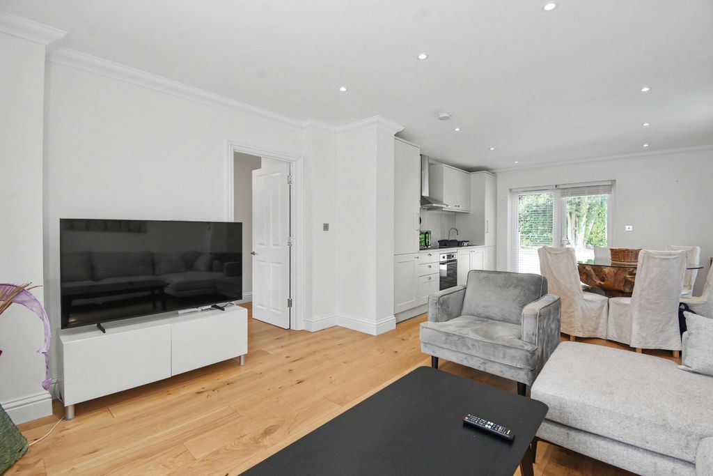 Property photo 2 of 19 5 Vicarage Gardens, Ascot, Sl5 9DX
