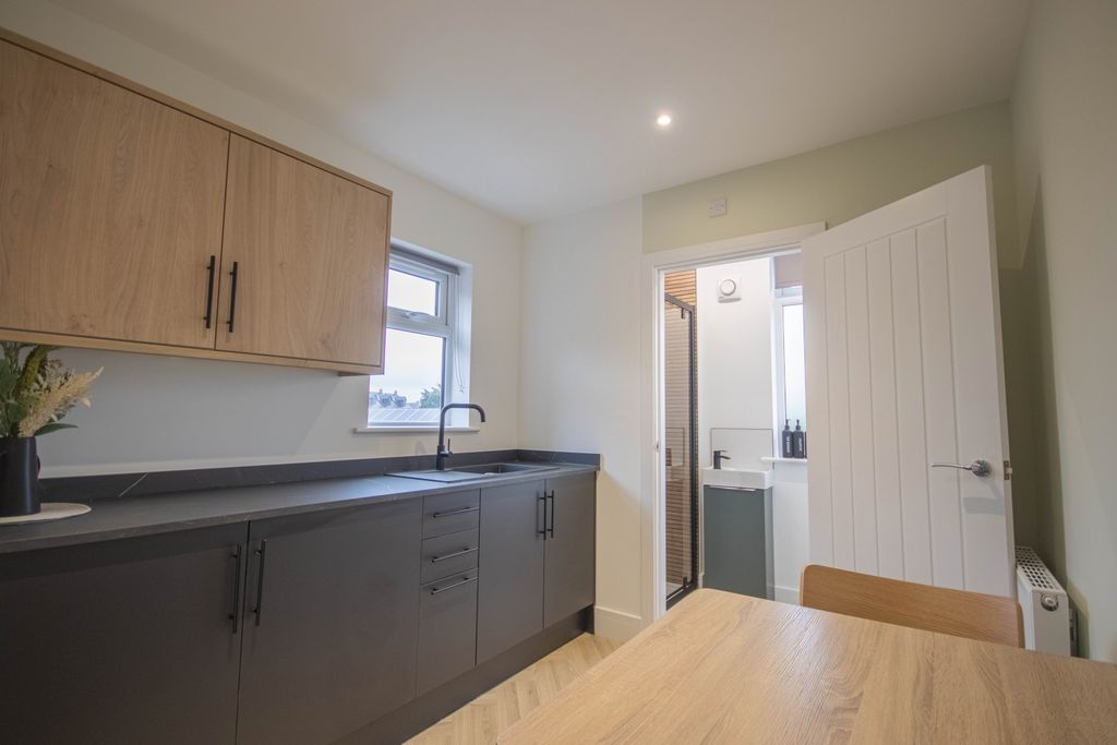 Property photo 3 of 10 First Floor Studio Rear 6-1