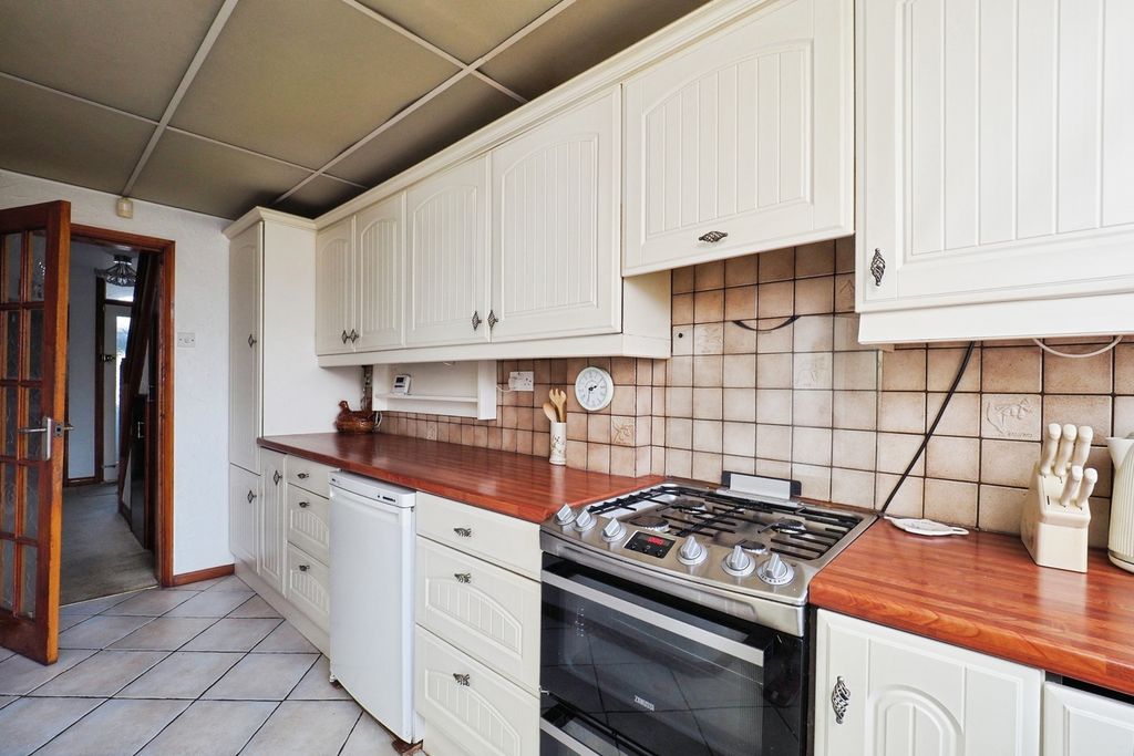 Property photo 2 of 16 Kitchen