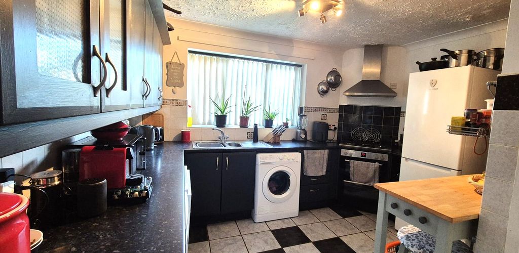 Property photo 3 of 10 Kitchen