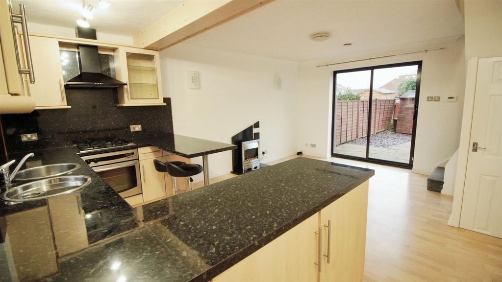 Property photo 3 of 10 Kitchen/Lounge