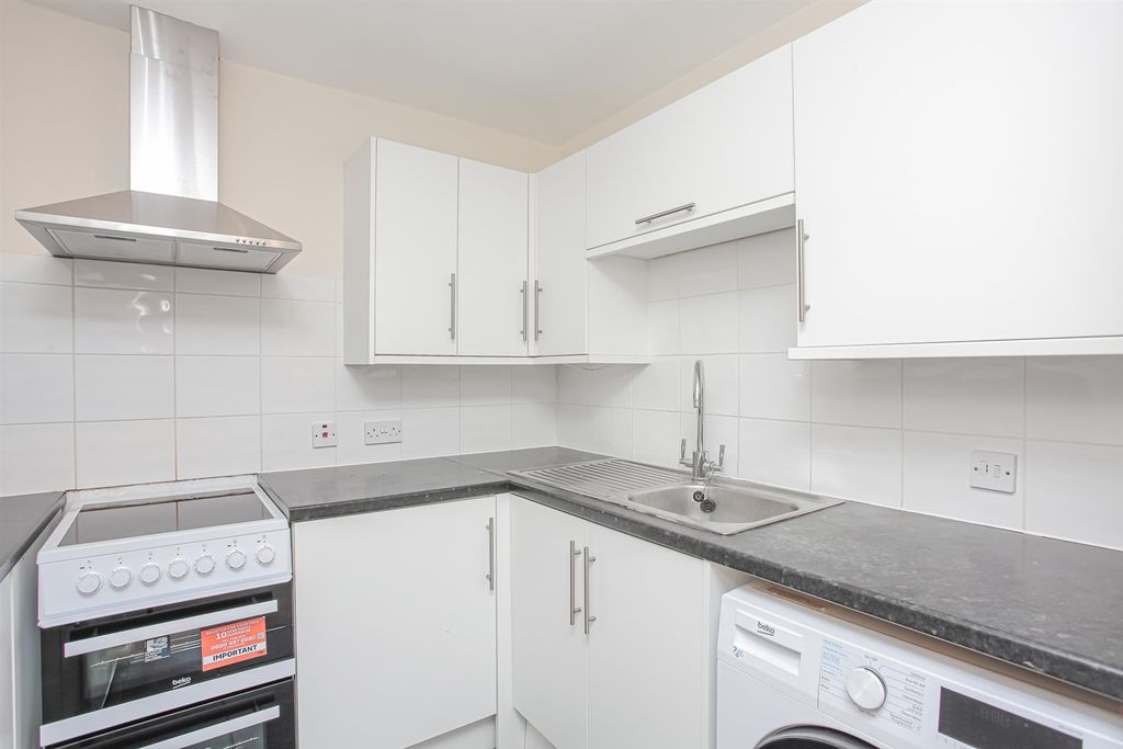 Property photo 2 of 20 Flat 3, 54 Lyne Road (8).Jpg