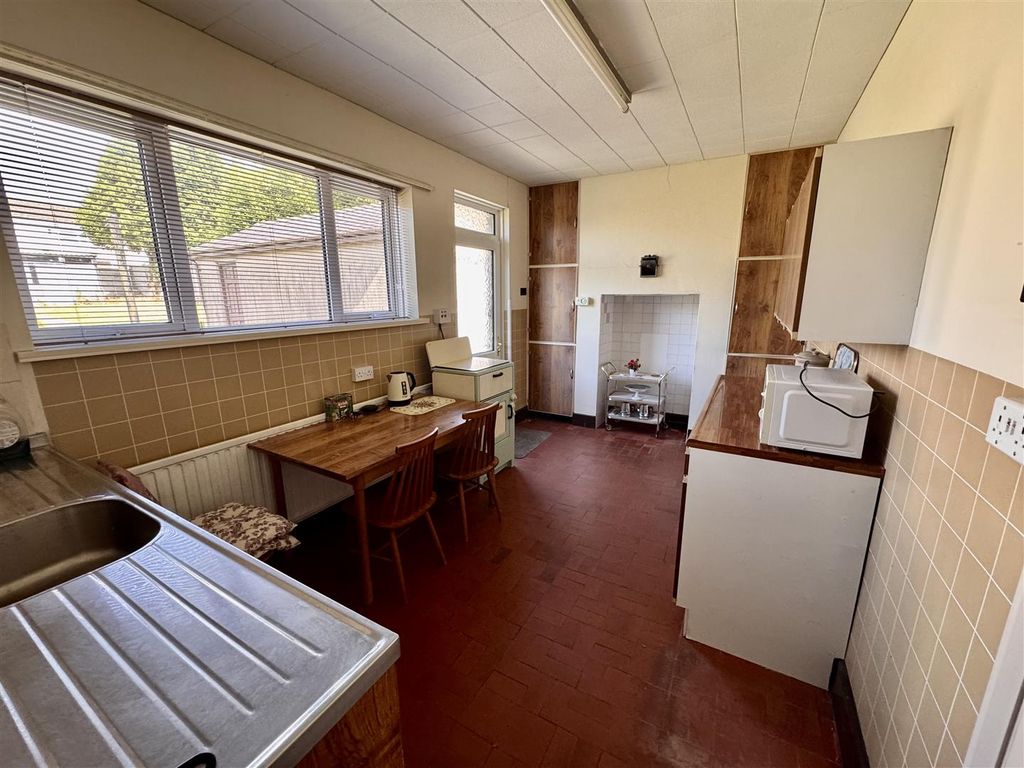 Property photo 3 of 17 Kitchen/ Diner