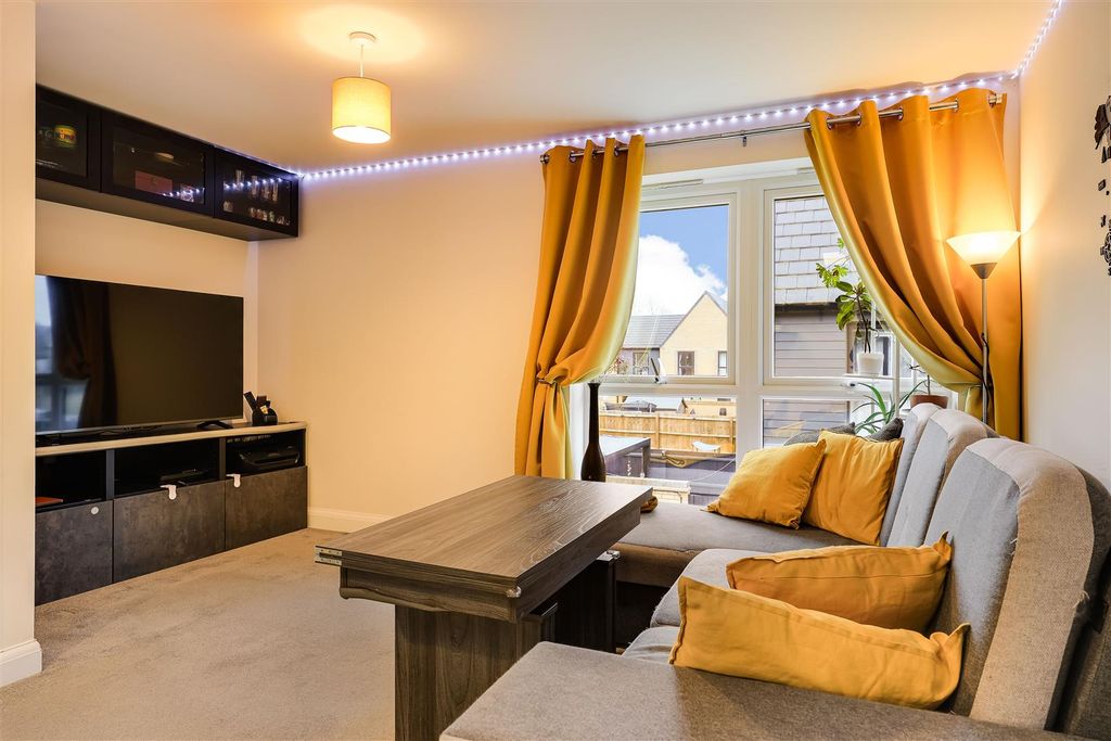 Property photo 3 of 21 Living Space