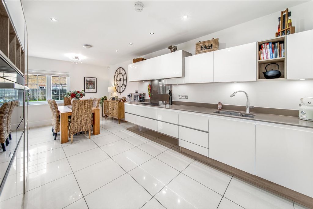 Property photo 3 of 29 3. 5 Winter Close - Interior-3.Jpg