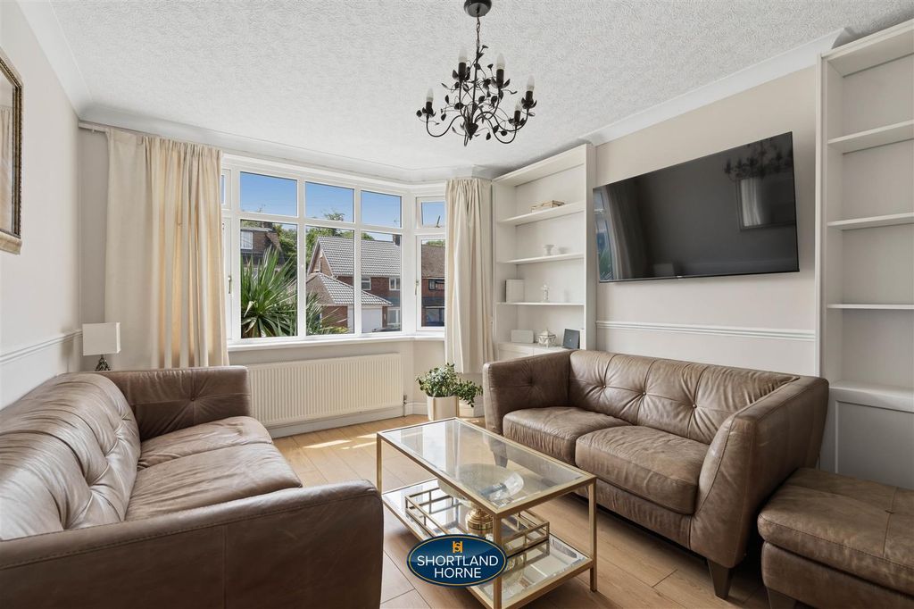 Property photo 3 of 38 141 Maidavale Crescent (14 Of 47).Jpg