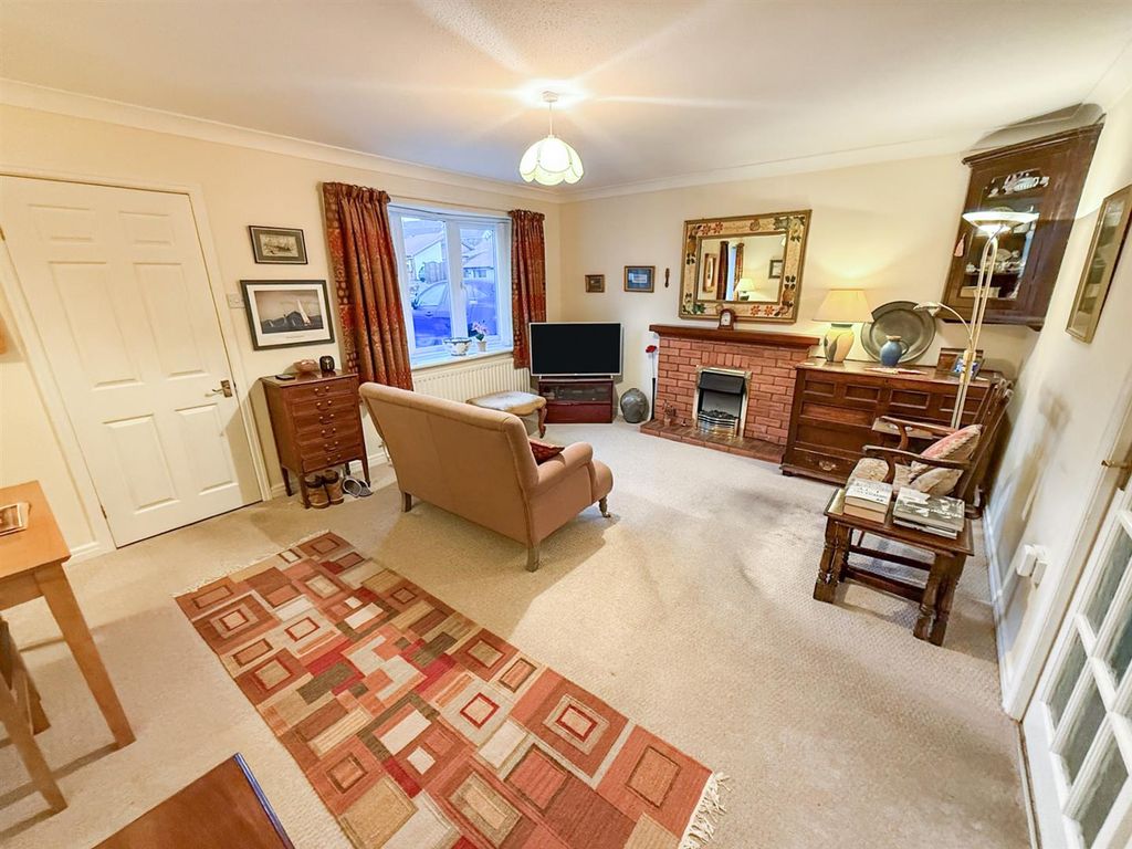 Property photo 1 of 16 Lounge/Dining Room