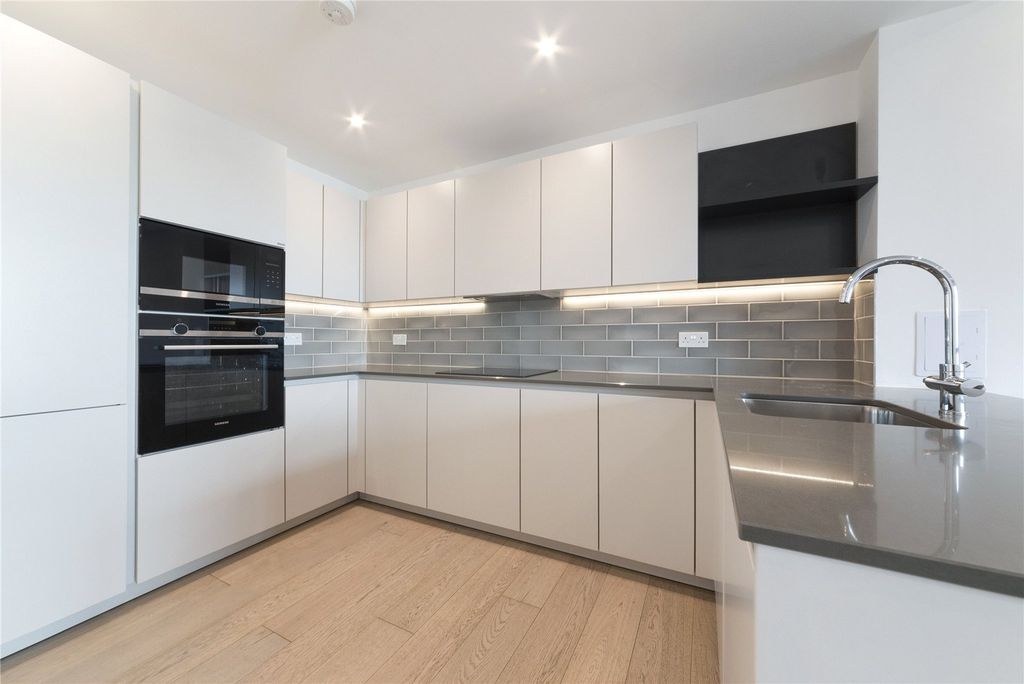 Property photo 3 of 9 Kitchen