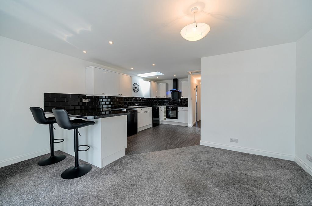 Property photo 2 of 23 2 - 10-681A5E39723d9-...