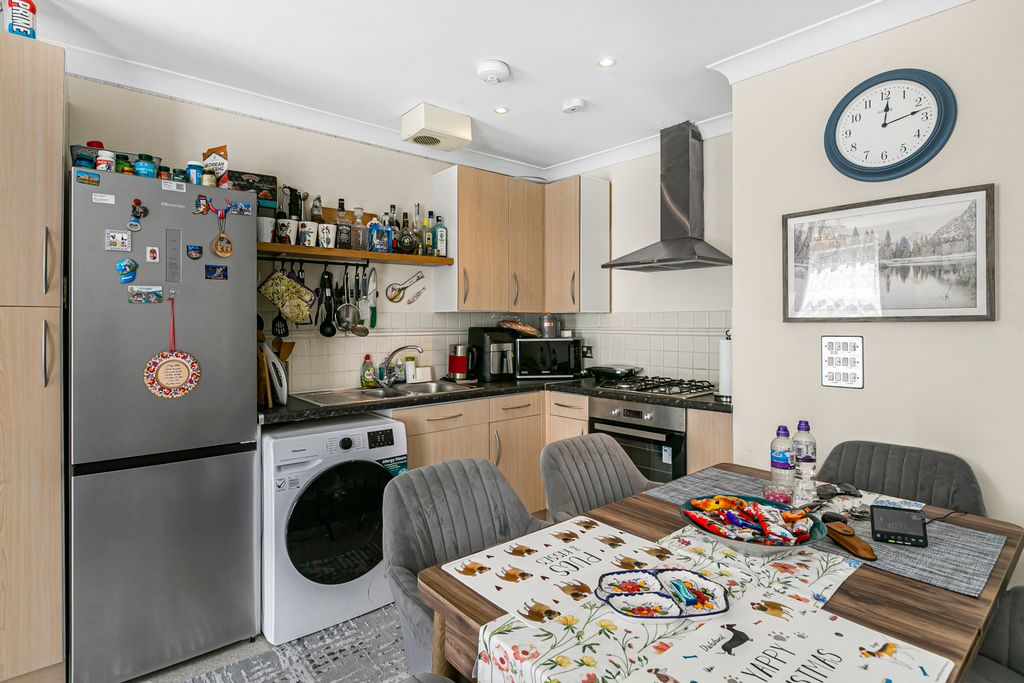 Property photo 2 of 10 Reception/Kitchen