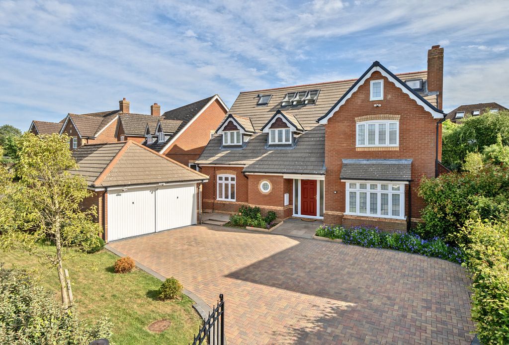 Property photo 1 of 33 1316922-1-685Da28...