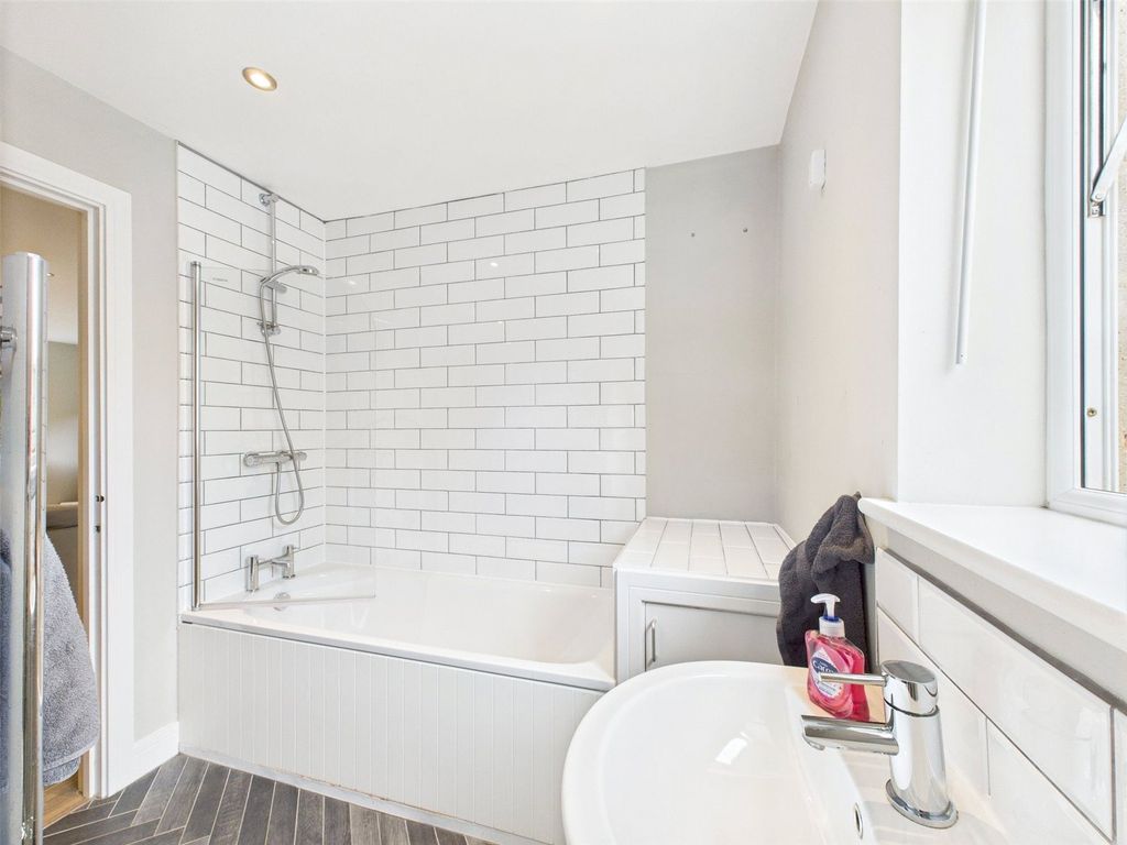 Property photo 2 of 22 Bathroom