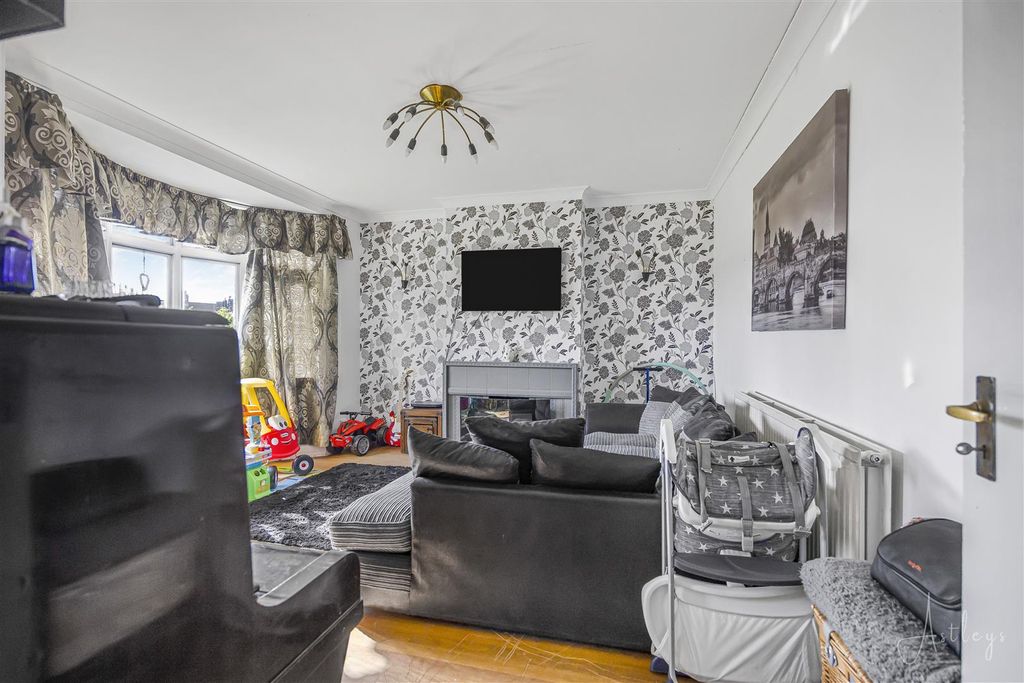 Property photo 2 of 11 Lounge