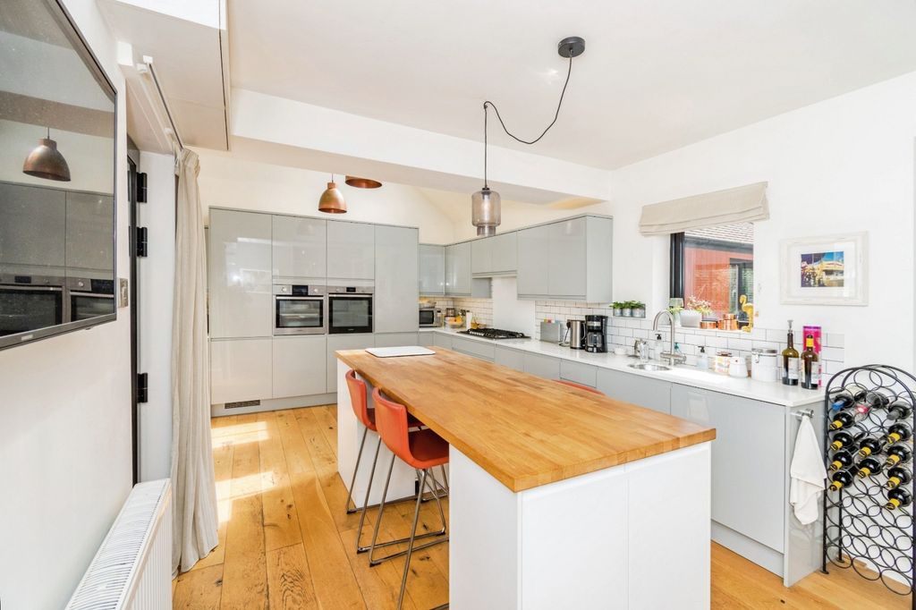 Property photo 3 of 7