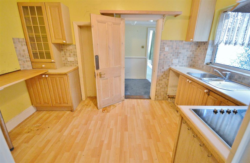 Property photo 3 of 18 Kitchen
