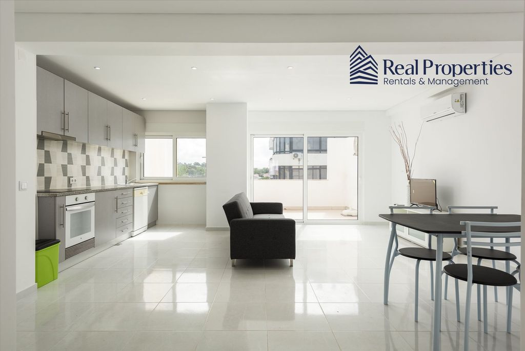 Property photo 1 of 33 Renovated 2 Bedroom Apartment In Quinta Do Romão, 100m From The Beach, In Quarteira
