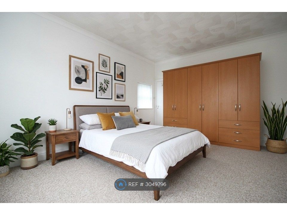 Property photo 3 of 31 Large Bedroom