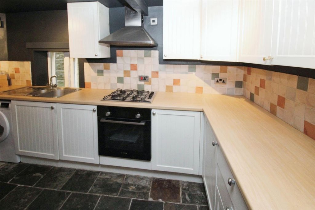 Property photo 3 of 12 Kitchen