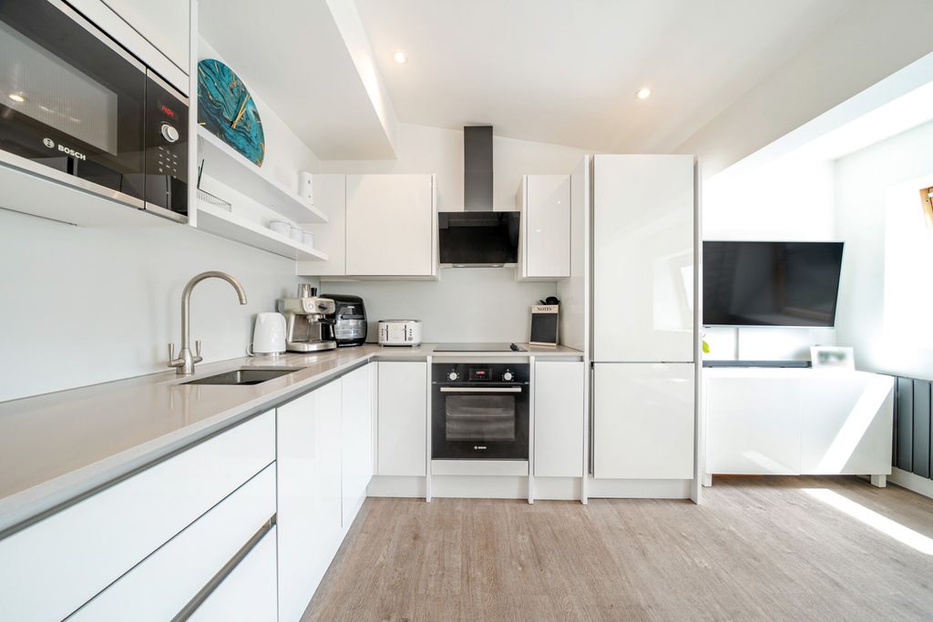 Property photo 3 of 12 1478167-9-6A30082...
