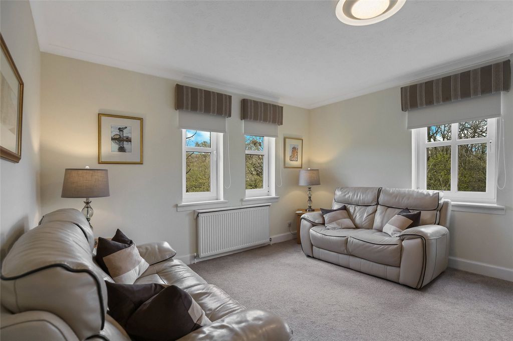 Property photo 3 of 17 Lounge 2